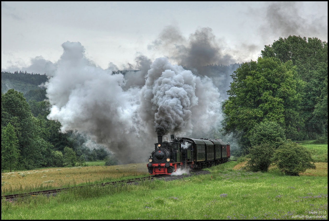 Alfred und 98 886 streben mit lautem Getöse auf Heufurt zu